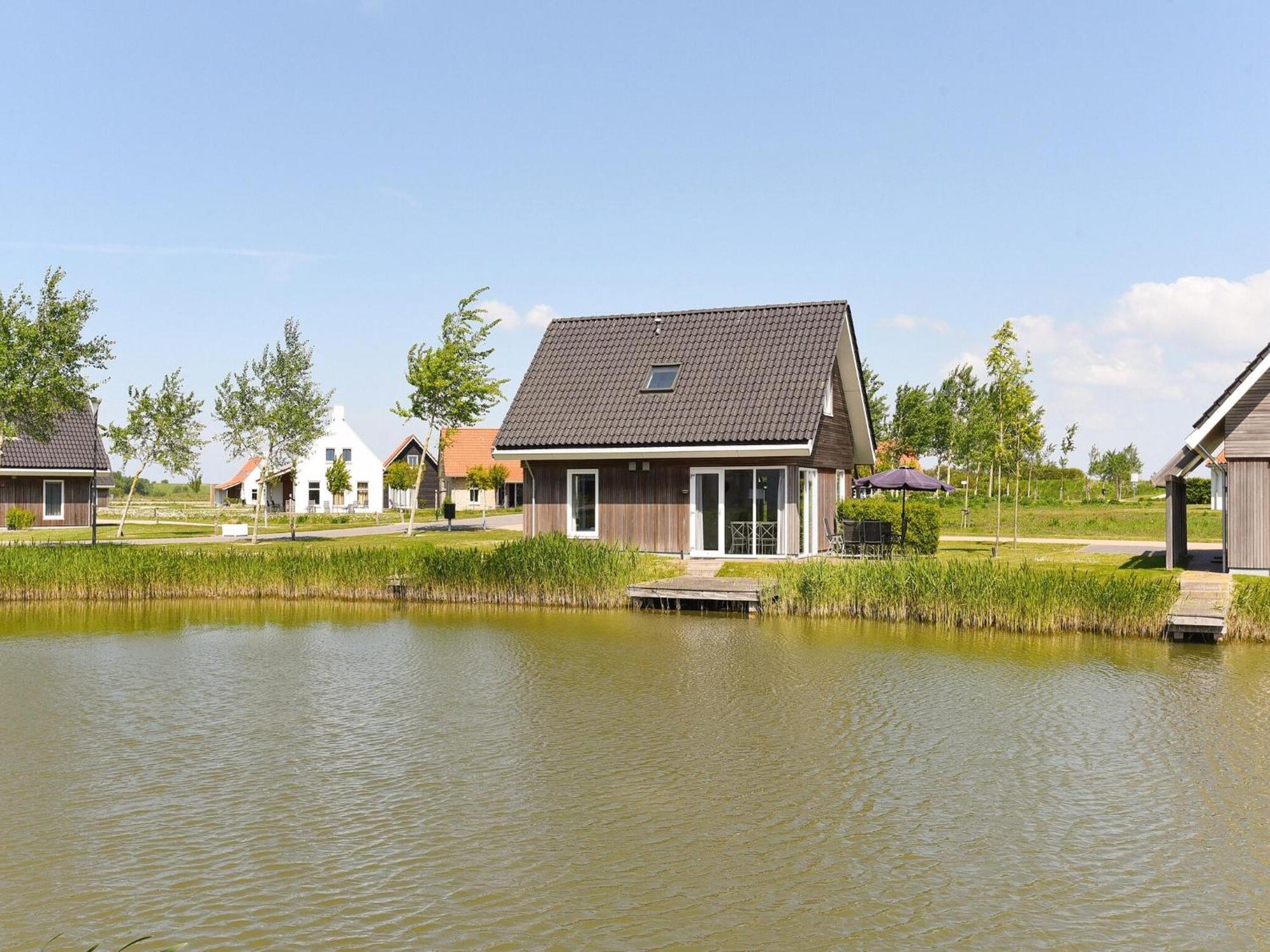 Vakantiehuis Comfortable House On The Water, 700 M From The Sea *