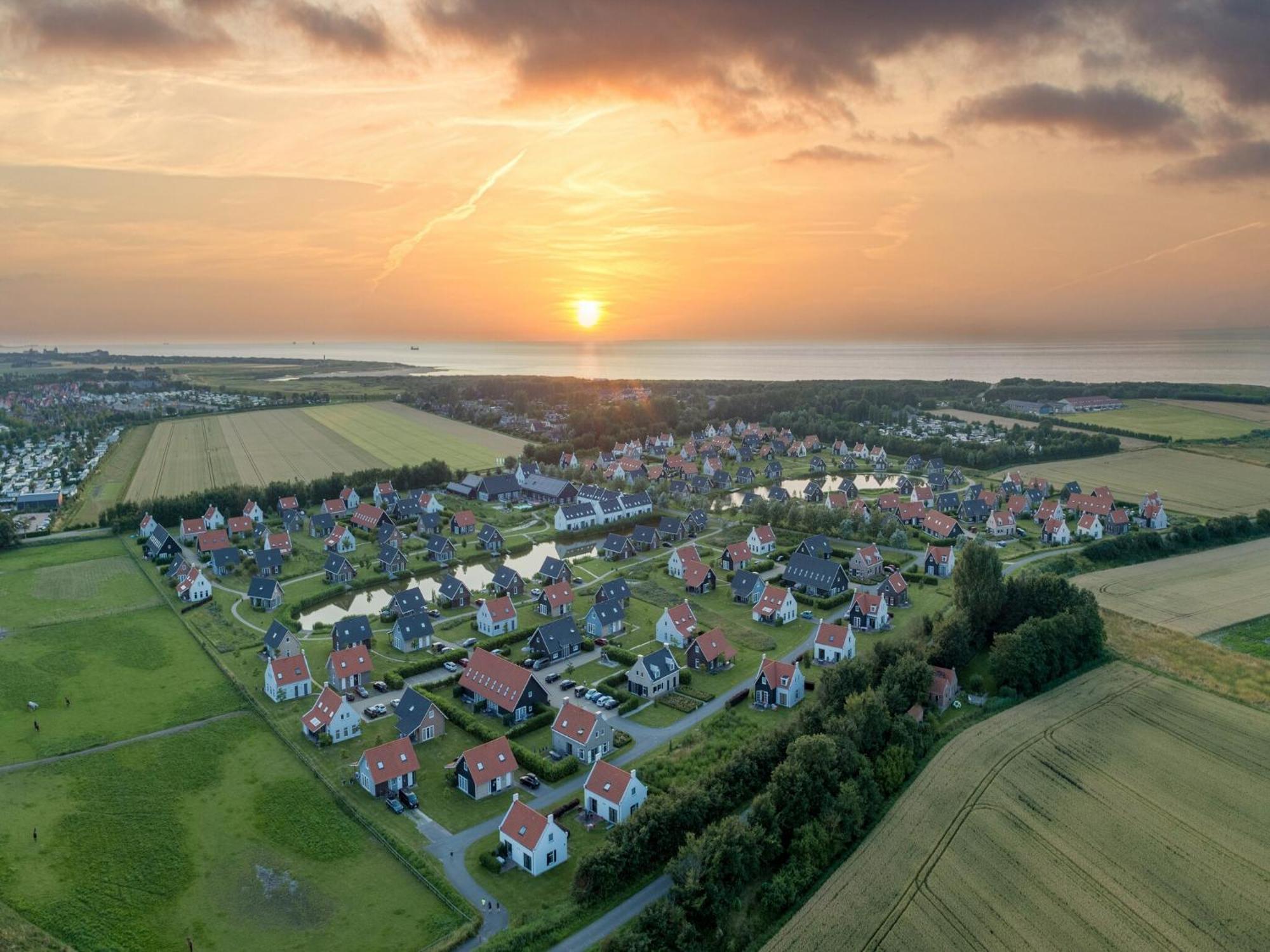 Comfortable House On The Water, 700 M From The Sea Vakantiehuis Nieuwvliet