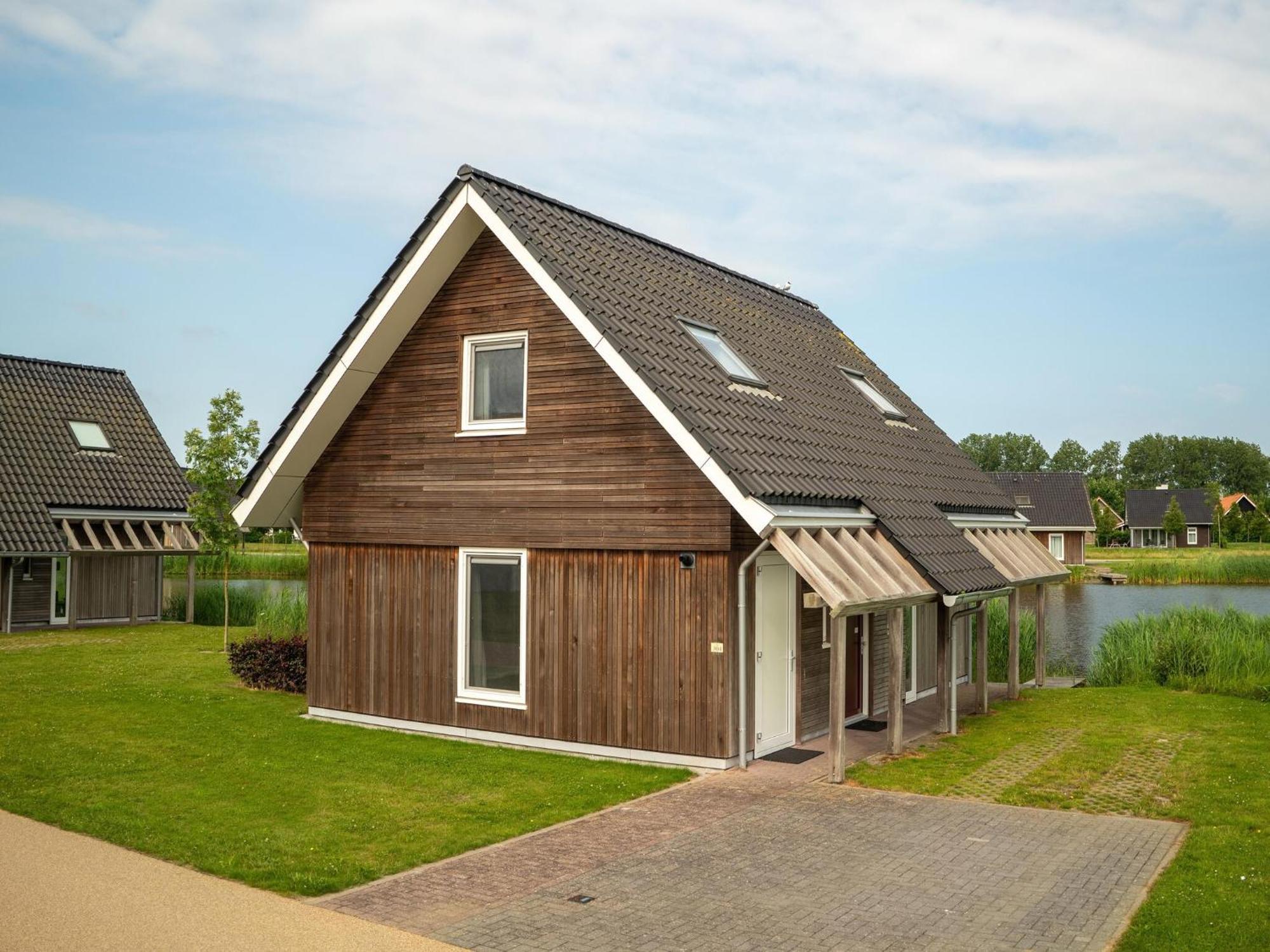 Comfortable House On The Water, 700 M From The Sea Vakantiehuis