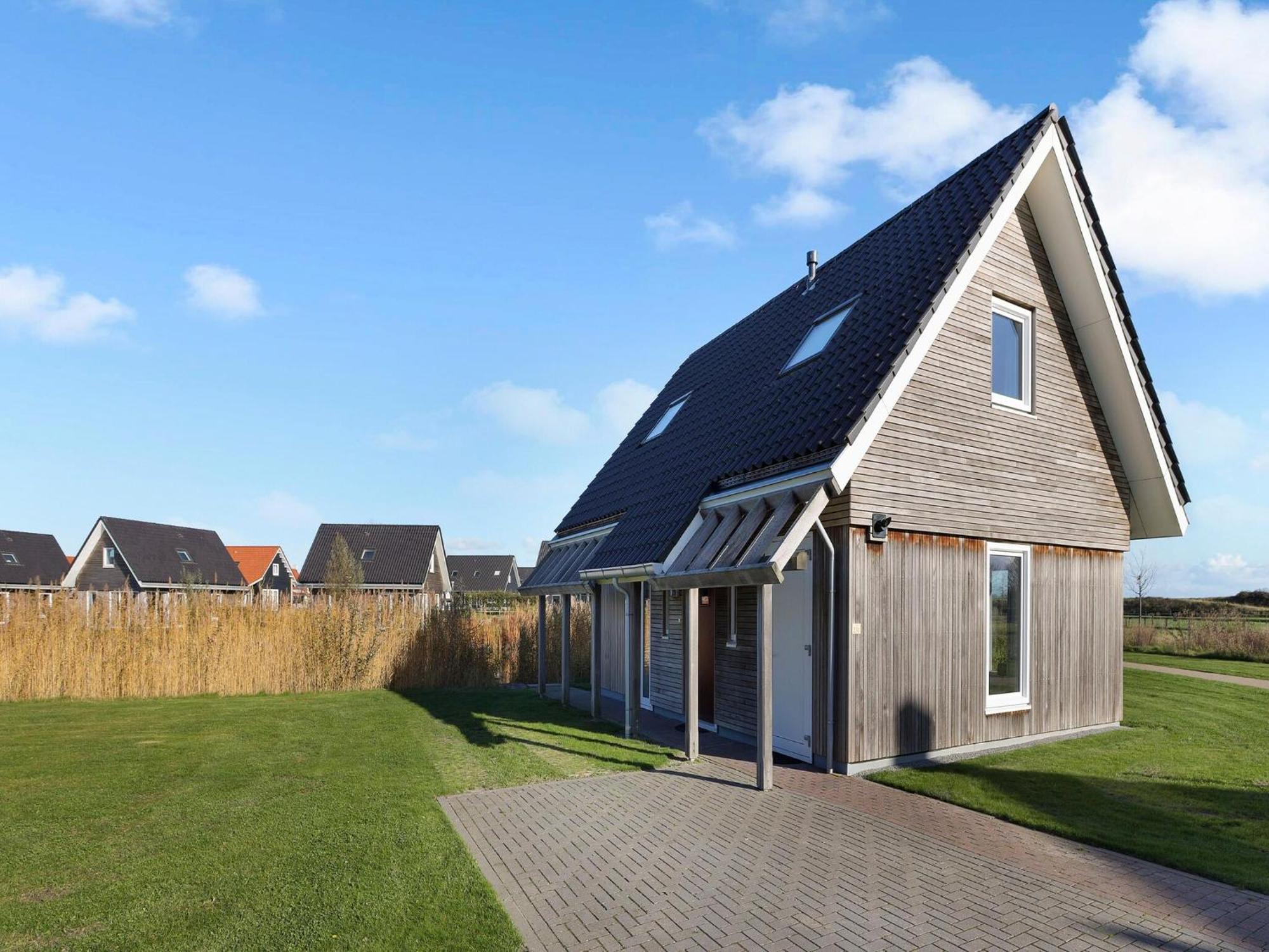 Comfortable House On The Water, 700 M From The Sea Vakantiehuis
