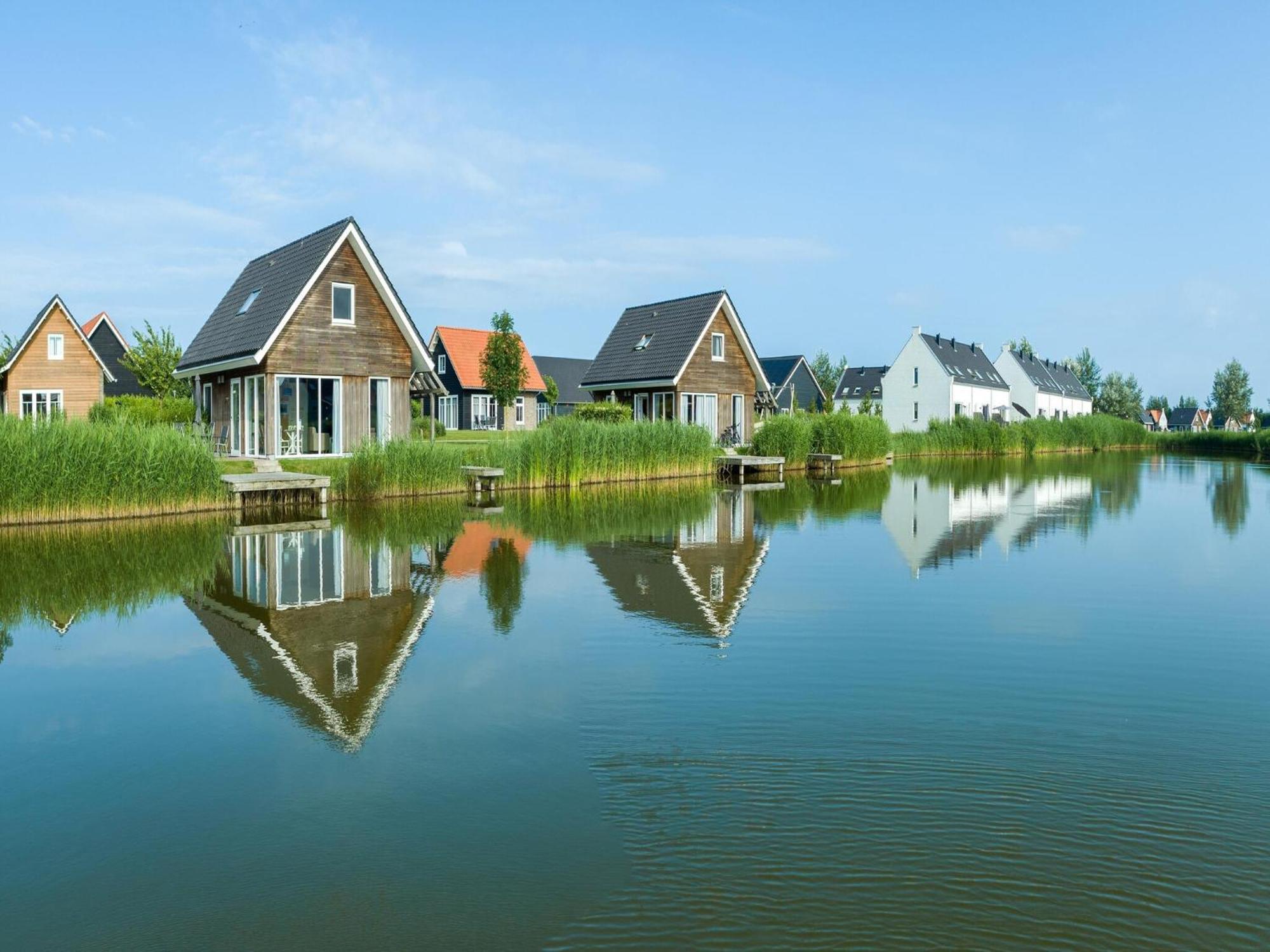 Vakantiehuis Comfortable House On The Water, 700 M From The Sea *