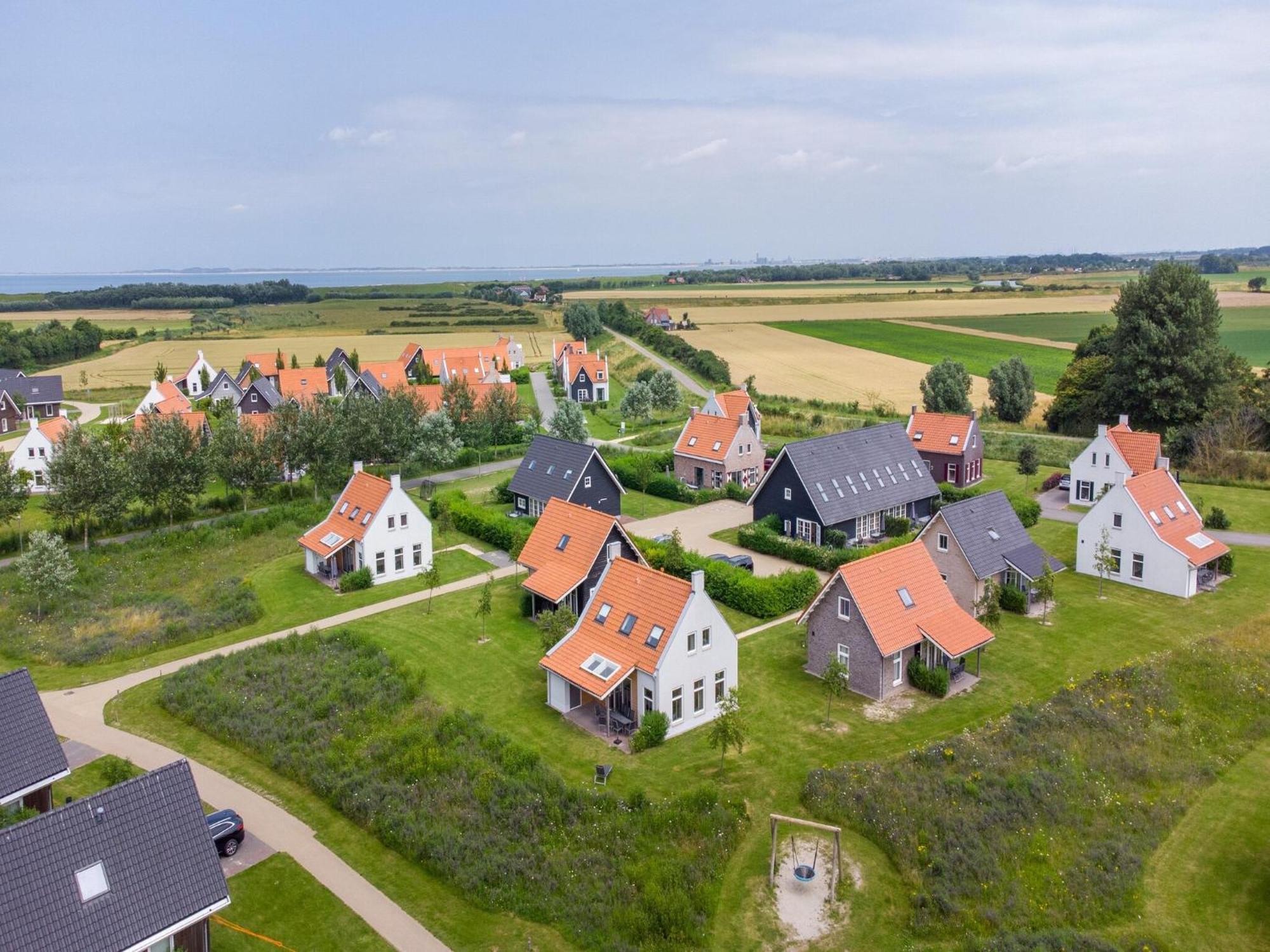 Comfortable House On The Water, 700 M From The Sea Vakantiehuis